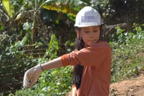 Hoa hậu Trần Tiểu Vy đẫm mồ hôi đào giếng cho bà con 