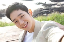 Vẻ điển trai ngời ngời của tài tử Jung Hae In đến VN