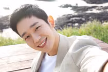 Vẻ điển trai ngời ngời của tài tử Jung Hae In đến VN