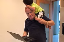 Hot Face sao Việt 24h: Con trai Thu Minh quấn quýt không rời bố