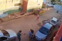 Video: Tên cướp 'ăn đạn' vì cướp nhầm điện thoại cảnh sát