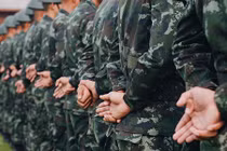 Lính Anh tuồn “gái ngành” vào trong trại để quay phim thác loạn