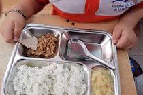 Nhà trường nói gì về suất cơm 22.000 đồng bị phụ huynh chê ít?