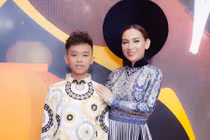 Hồ Văn Cường cùng mẹ nuôi Phi Nhung tự tin trình diễn thời trang