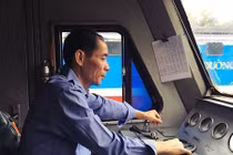 Nhọc nhằn đời lái tàu: Ám ảnh cảnh người phụ nữ ôm con trong đêm 