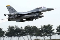 F-16 Mỹ bốc cháy, phi công trút nhiên liệu xuống hồ