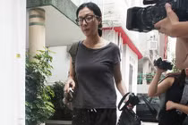 Ngô Ỷ Lợi lộ vẻ mệt mỏi giữa ồn ào con gái cầu cứu