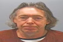 Tiểu bậy vào chậu cây, kẻ hiếp dâm bị tóm sau hàng chục năm trốn