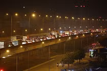 Cửa ngõ Thủ đô ngày cận Tết: Làn "ken" chật cứng, làn rộng thênh thang