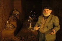 Người đàn ông dành 23 năm để xây một ngôi đền dưới lòng đất