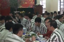 Video: Bữa cơm tất niên của phạm nhân “sang” gấp 5 lần ngày thường