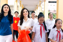 Video: Á hậu Phương Nga giản dị đi chia quà Trung thu cho bệnh nhi
