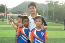 Tuổi thơ bất hạnh của huấn luyện viên đội bóng Thái Lan mất tích 