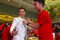 Gặp cầu thủ U23 Việt Nam, Đàm Vĩnh Hưng xin chữ ký đầy áo