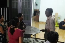 Vợ nằm chết cạnh người chồng treo cổ trên cây tràm