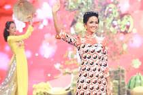 Hoa hậu H’hen Niê lần đầu diễn thời trang sau khi đăng quang