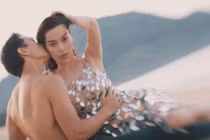 Kim Lý cởi trần, ôm hôn Hồ Ngọc Hà trong MV mới