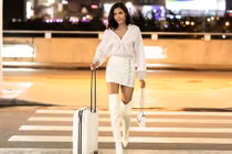 Hoàng Thùy khoe chân dài miên man tại sân bay đi Pháp