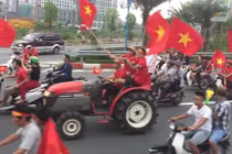 Video: CĐV lái 4 máy cày “chất như nước cất” đi đón Olympic Việt Nam