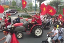 Video: CĐV lái 4 máy cày “chất như nước cất” đi đón Olympic Việt Nam