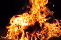 Xích mích với chồng, vợ ôm con nhỏ tự thiêu