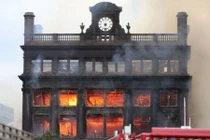 Cháy lớn thiêu rụi tòa nhà cổ kính, tráng lệ ở vùng Bắc Ireland