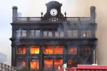 Cháy lớn thiêu rụi tòa nhà cổ kính, tráng lệ ở vùng Bắc Ireland