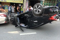 Giải cứu 2 người trong ôtô “diễn xiếc” trên phố giờ cao điểm