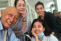 Nghệ sĩ Lê Bình - Mai Phương tươi cười động viên nhau ở bệnh viện