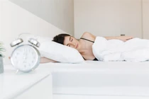 Những thói quen khi ngủ khiến làn da của bạn trở nên xấu xí