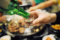 Uống bao nhiêu rượu ngày Tết là đủ vui mà vẫn khỏe mạnh?