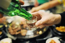 Uống bao nhiêu rượu ngày Tết là đủ vui mà vẫn khỏe mạnh?