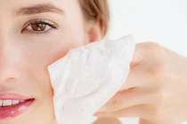 Không tẩy trang trước khi ngủ, bạn sẽ già đi 10 tuổi?