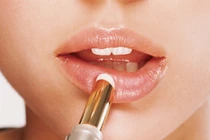 Mẹo giúp đôi môi nứt nẻ trở nên hồng hào, căng mịn