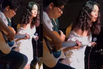 Đang đứng trên sân khấu hát, Phạm Quỳnh Anh hoảng hốt hỏi câu lạ