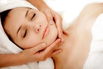 Mát xa mặt theo cách này da trắng hồng, mịn màng như em bé