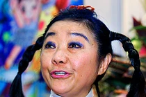 Nữ tỉ phú keo kiệt đốt tiền mua vui cho người tình