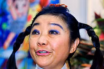 Nữ tỉ phú keo kiệt đốt tiền mua vui cho người tình