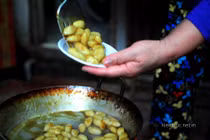 Nặn bánh trôi, bánh nhót mỏi tay trong ngày tết Hàn Thực