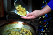 Nặn bánh trôi, bánh nhót mỏi tay trong ngày tết Hàn Thực