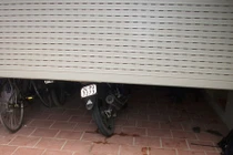 Kẹt cửa cuốn, người lớn cũng dễ thiệt mạng