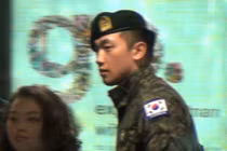 Trong trang phục quân đội, Bi Rain xuất hiện tại Nội Bài