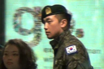 Trong trang phục quân đội, Bi Rain xuất hiện tại Nội Bài