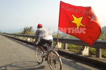 Xuyên Việt bằng chiếc xe đạp đi... mượn