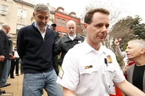 George Clooney bị bắt vì biểu tình