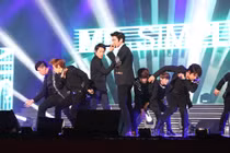 Bật mí chuyện hậu trường độc đáo của Music Bank