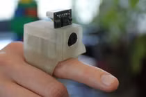 Camera đeo tay giúp người mù “quan sát” vật thể