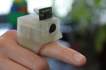 Camera đeo tay giúp người mù “quan sát” vật thể