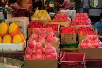 Vì sao hoa quả Trung Quốc tràn ngập Việt Nam?