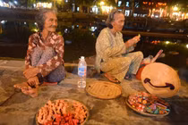 Hai cụ bà nói tiếng Anh như “rồng” để mưu sinh đêm